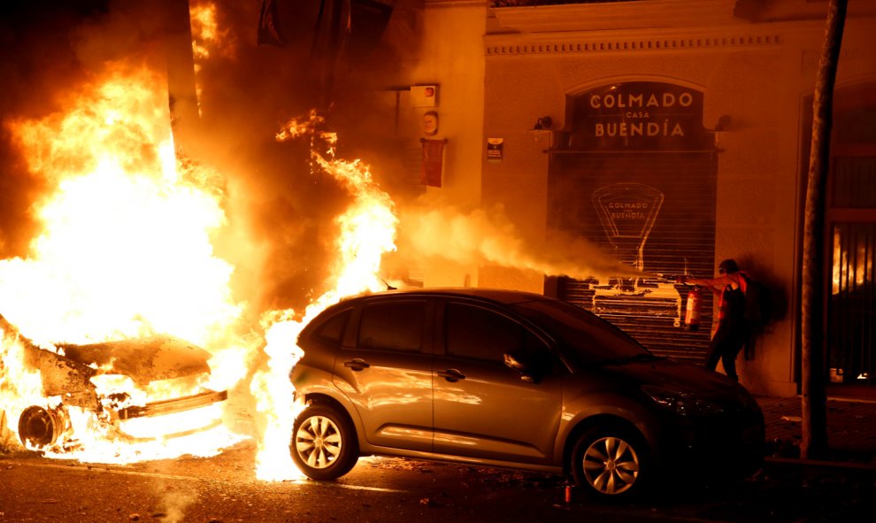 Un coche arde tras ser incendiado por radicales durante las protestas en Barcelona por las sentencia del procés. /REUTERS