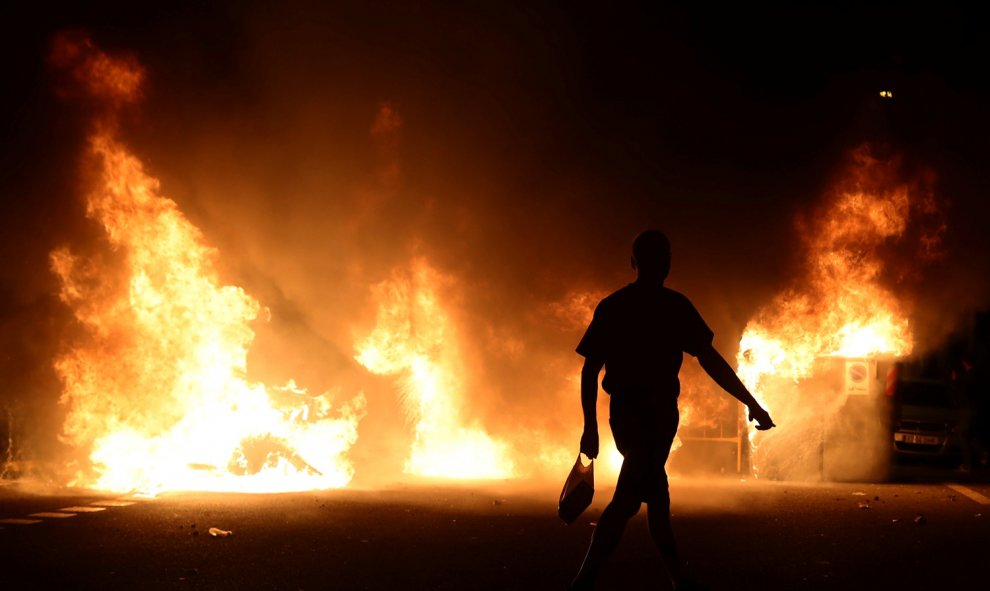 Un incendio provocado por radicales durante las protestas en Barcelona por las sentencia del procés. /REUTERS