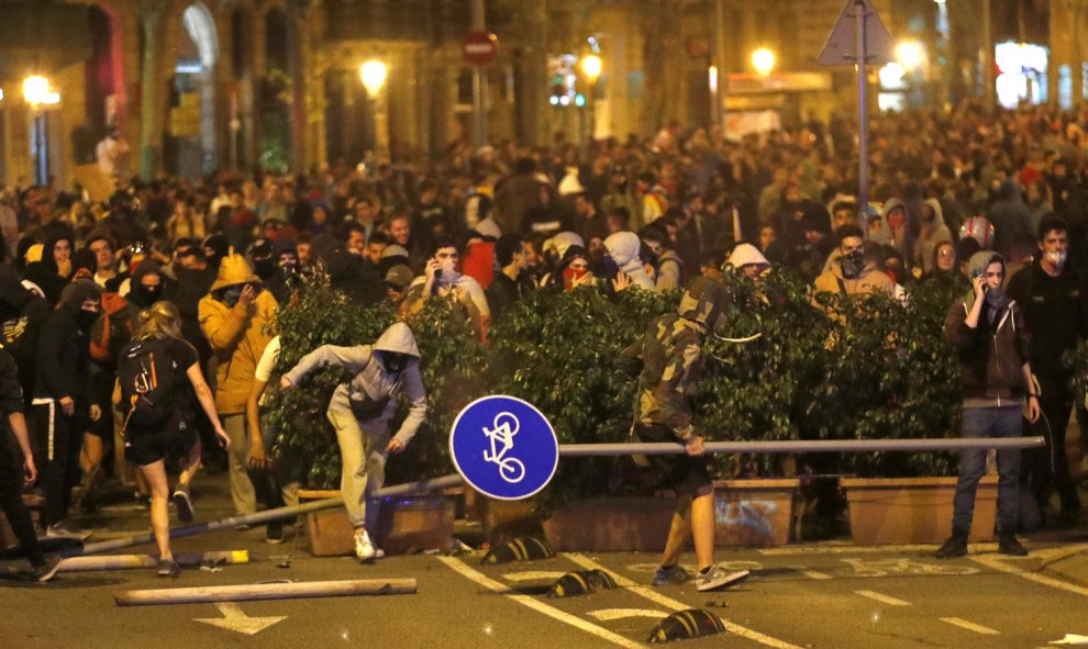 Radicales usan maceteros urbanos como barricadas en sus enfrentamientos contra los Mossos en Barcelona. /REUTERS