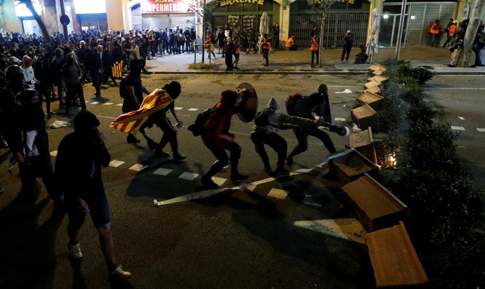 La columna de radicales enfrentados a los Mossos en el centro de Barcelona durante las protestas contra la sentencia del procés. /REUTERS