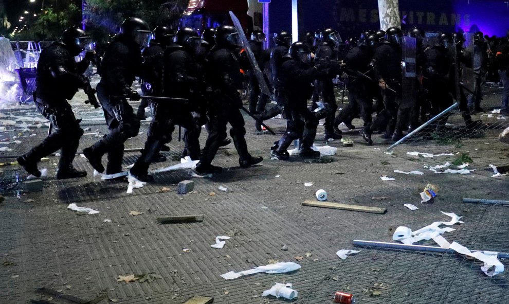 Una columna de mossos avanza para contener los disturbios durante las protestas convocadas por los CDR en el centro de Barcelona. /REUTERS