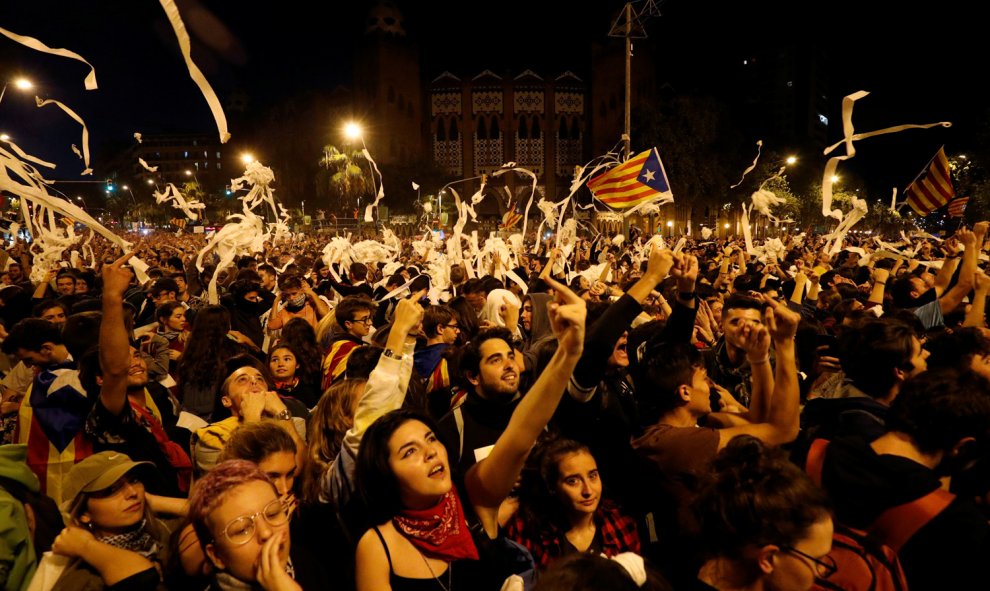 Miles de personas concentradas en las calles céntricas de Barcelona y lanzando rollos de papel higiénico en la convocatoria de los CDR. /REUTERS