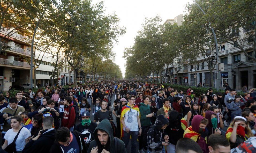 Miles de jóvenes marchan por el centro de Barcelona convocados por los CDR en protesta por la sentencia del procés. /REUTERS