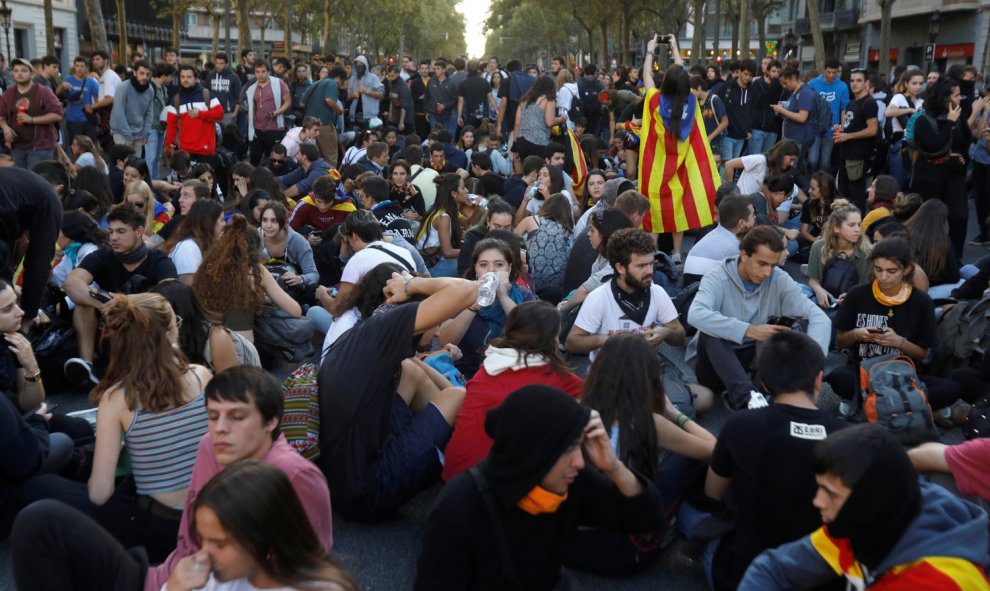 Miles de jóvenes marchan por el centro de Barcelona convocados por los CDR en protesta por la sentencia del procés. /REUTERS