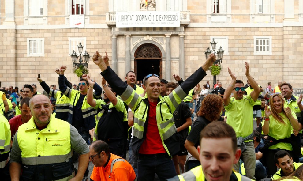 18/10/2019 - Los estibadores protestan en la Plaza de Sant Jaume durante la huelga general de Cataluña, en Barcelona. / REUTERS (Jon Nazca)