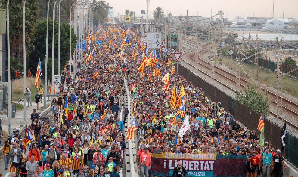 18/10/2019 - Los manifestantes catalanes cantan consignas mientras marchan durante la huelga general de Cataluña en El Masnou. / REUTERS (Albert Gea)