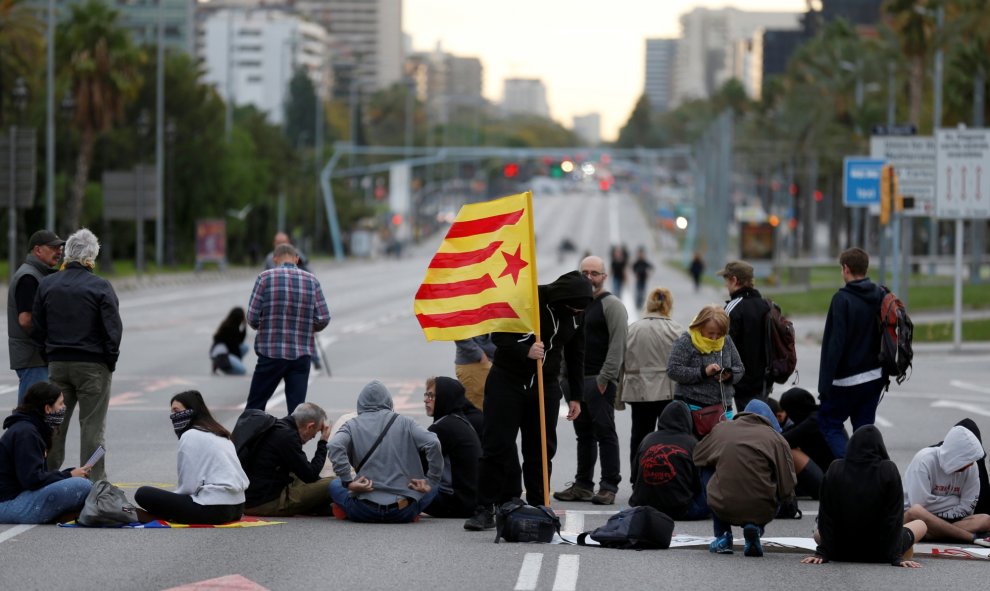 18/10/2019 - Manifestantes bloquean la avenida Diagonal durante la huelga general de Cataluña en Barcelona. / REUTERS (Rafael Marchante)