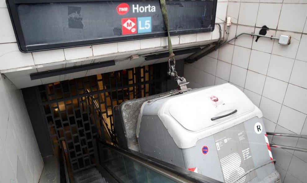 18/10/2019.- Un contenedor de basura bloquea la entrada de la estación del Metro de Horta durante la huelga general. / EFE (Alejandro García)