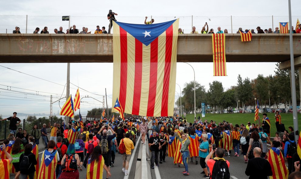 18/10/2019 - Una Estelada cuelga de un paso elevado mientras los manifestantes marchan durante la huelga general de Cataluña en El Masnou./ REUTERS (Albert Gea)