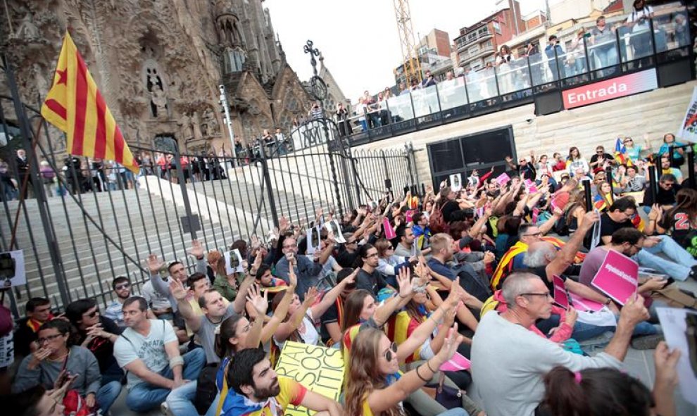 18/10/2019.- Centenares de personas protagonizan una sentada ante la Sagrada Familia de Barcelona este viernes durante las  movilizaciones en protesta por la condena de los líderes del 'procés'. EFE/Marta Pérez