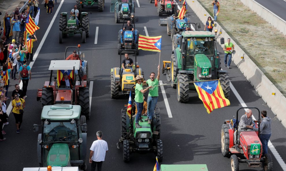 18/10/2019 - Tractores recorriendo la autopista cortada durante la jornada de la huelga general en Catalunya./ REUTERS (Juan Medina)