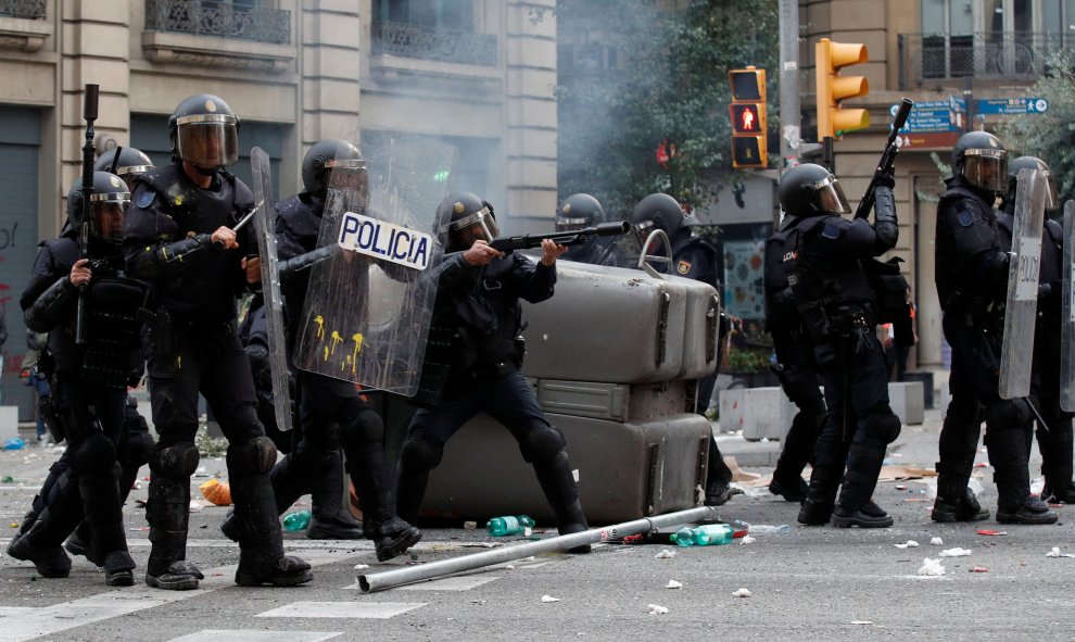 Los enfrentamientos entre manifestantes y fuerzas del orden se están produciendo en la Vía Laietana de Barcelona. / Reuters