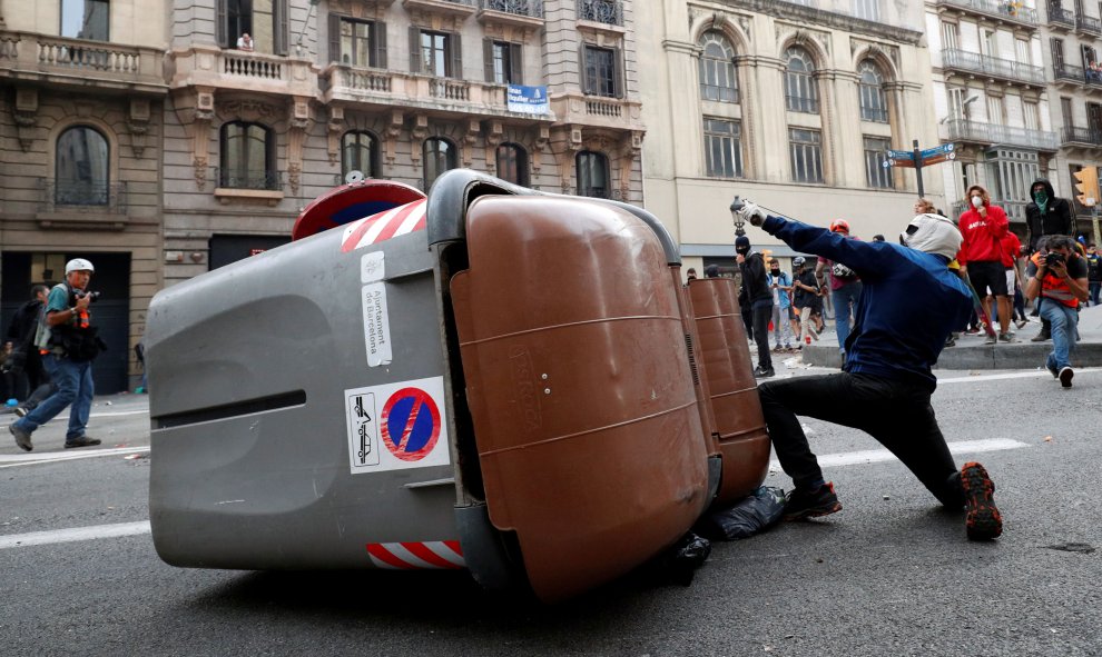 Un manifestante utiliza un tirachinas para lanzar objetos contra la Policía. / Reuters