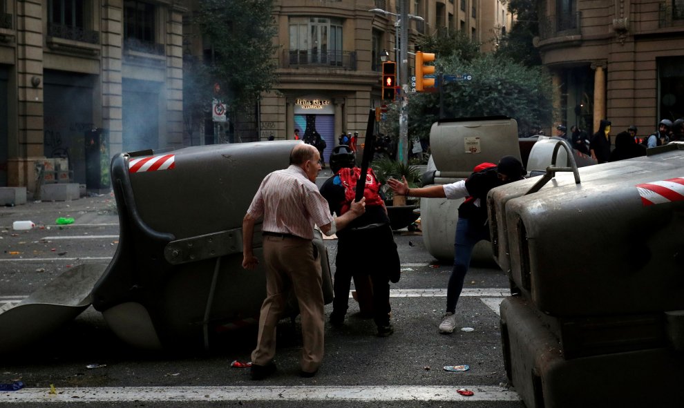 Un hombre se ha enfrentado a los manifestantes en las calles de Barcelona. / Reuters