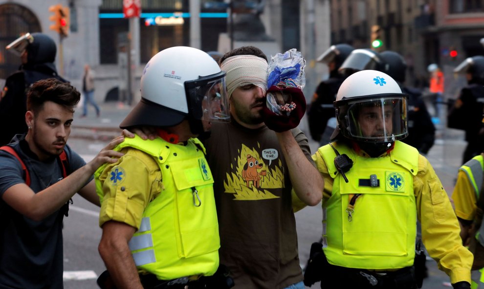 Un herido es atendido por los servicios de emergencias. / Reuters