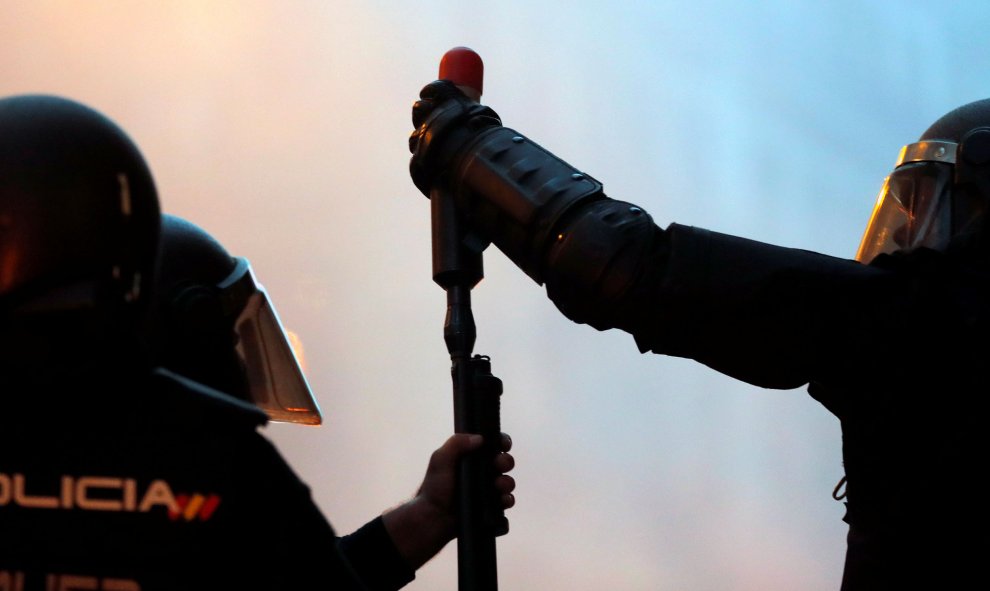 La Policía Nacional recarga las armas con las que hace frente a los disturbios. / Reuters