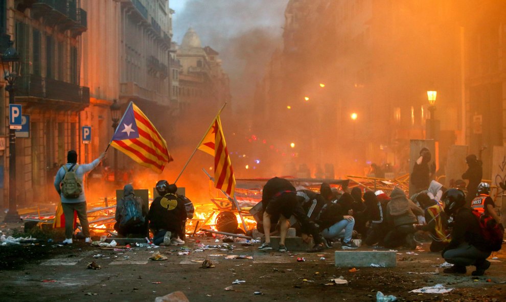 Manifestantes durante los incidentes que se están produciendo en Barcelona. /EFE