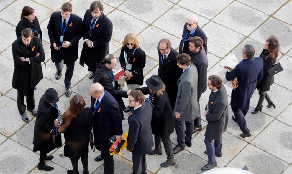 24/10/2019.- Los familiares de la familia Franco son recibidos por el prior de la basílica del Valle de los Caídos, Santiago Cantera. EFE/Emilio Naranjo POOL