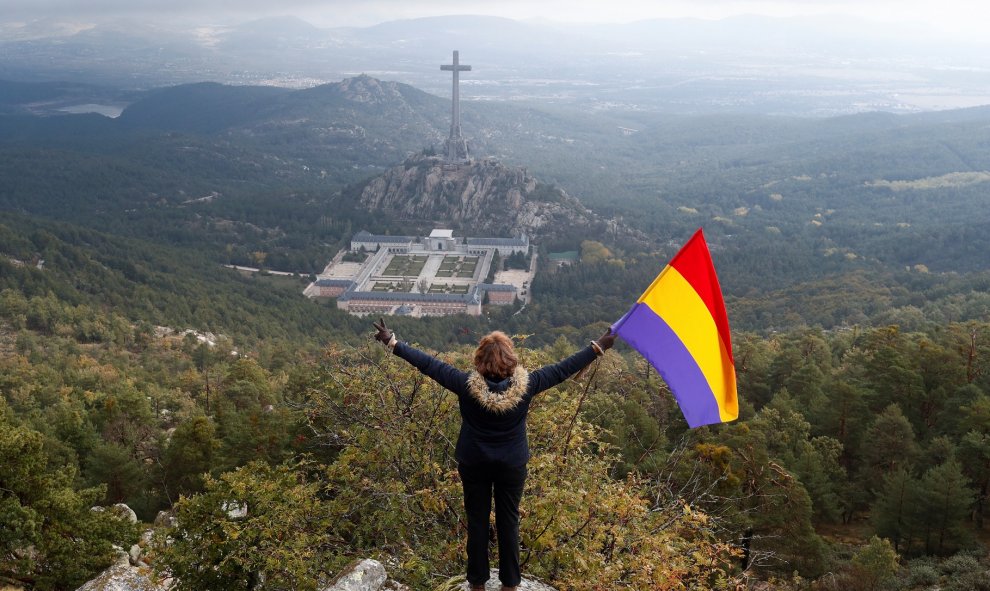 Una mujer sostiene una bandera republicana cerca del Valle de los Caídos, en Peguerinos, cerca de Madrid, España, 24 de octubre de 2019. REUTERS / Jon Nazca