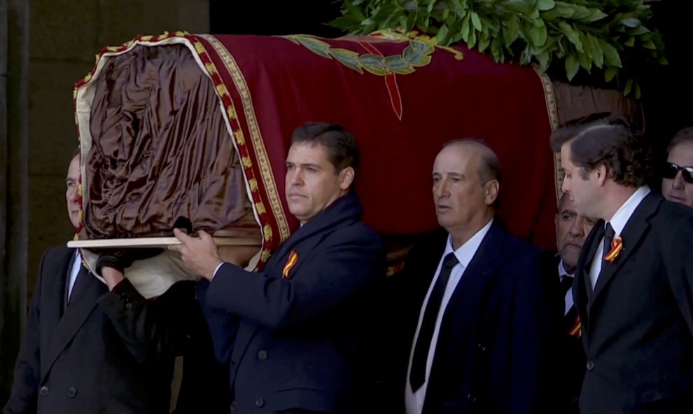 Una imagen fija tomada de un video muestra a familiares cargando el ataúd con los restos del fallecido dictador español Francisco Franco. TVE Pool / vía Reuters TV