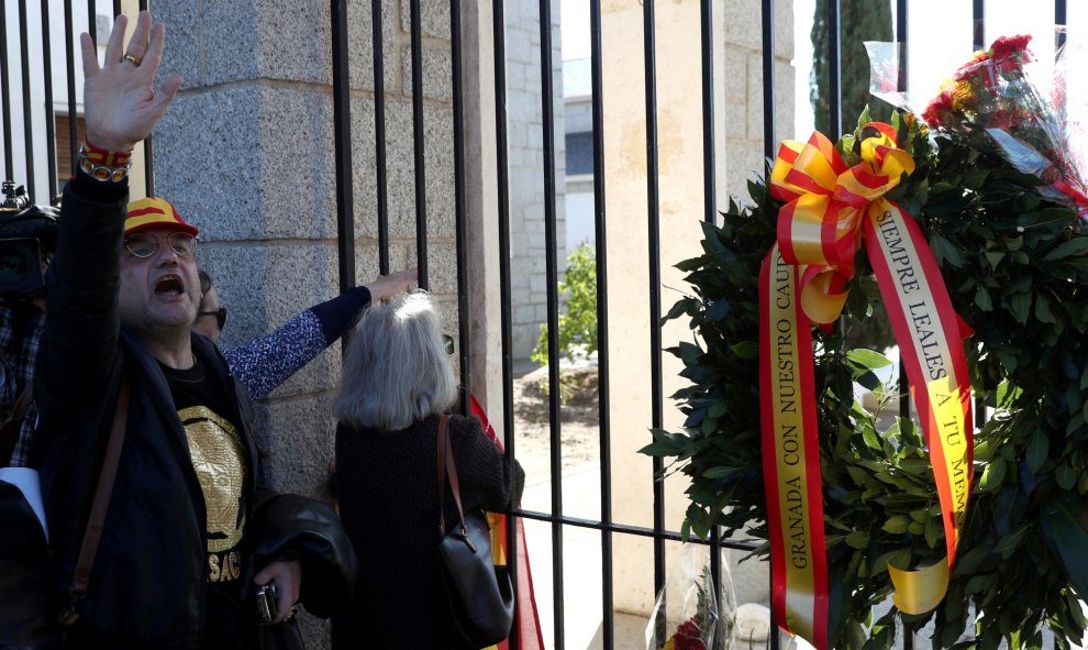 Los partidarios del dictador español Francisco Franco gritan consignas fuera del cementerio Mingorrubio-El Pardo después del entierro de sus restos. REUTERS / Sergio Pérez