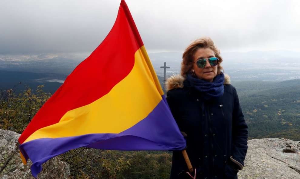 Belén Pérez sostiene una bandera republicana cerca del Valle de los Caídos, donde está enterrado el fallecido dictador Francisco Franco. REUTERS / Jon Nazca