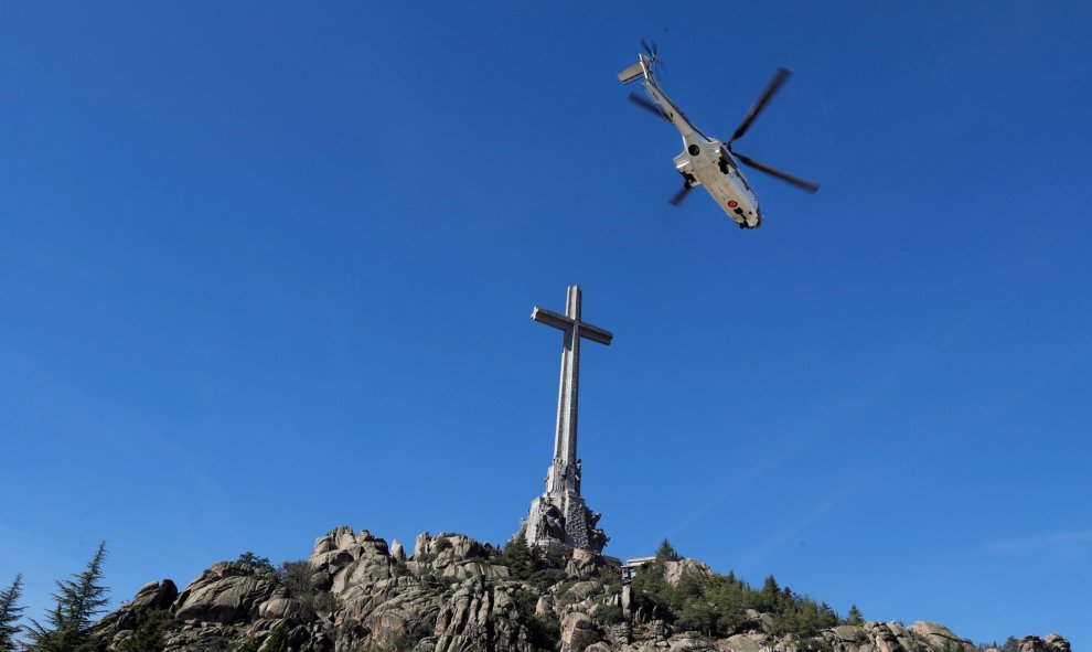 Una vista del helicóptero que transportaba el ataúd del dictador Francisco Franco en el Valle de los Caidos (San Lorenzo de El Escorial, España. REUTERS / J.J. Guillén