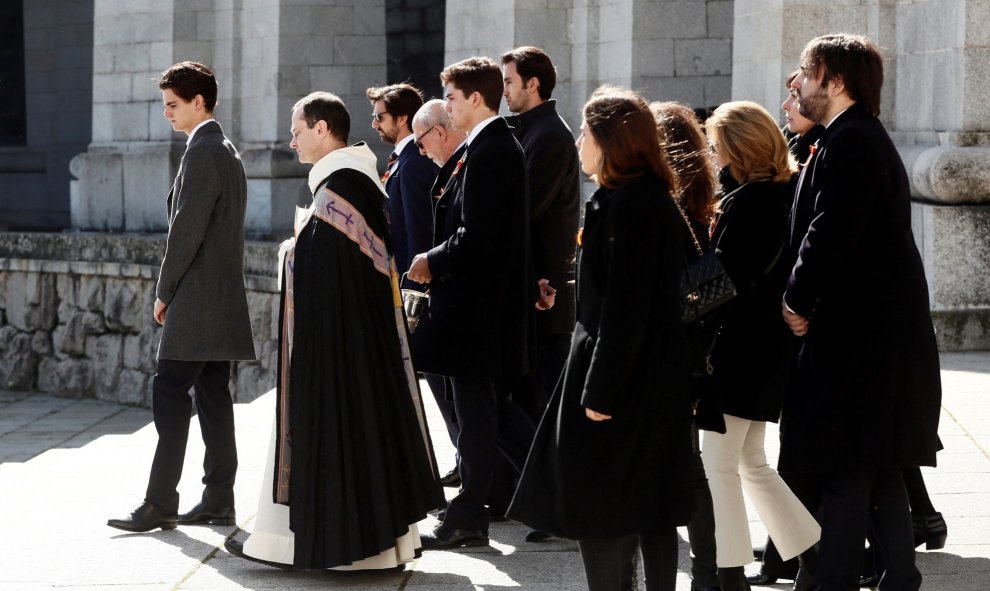 El prior del Valle Santiago Cantera y los familiares del difunto dictador Francisco Franco se reúnen después de la exhumación en el Valle de los Caidos (San Lorenzo de El Escorial. REUTERS/ Mariscal