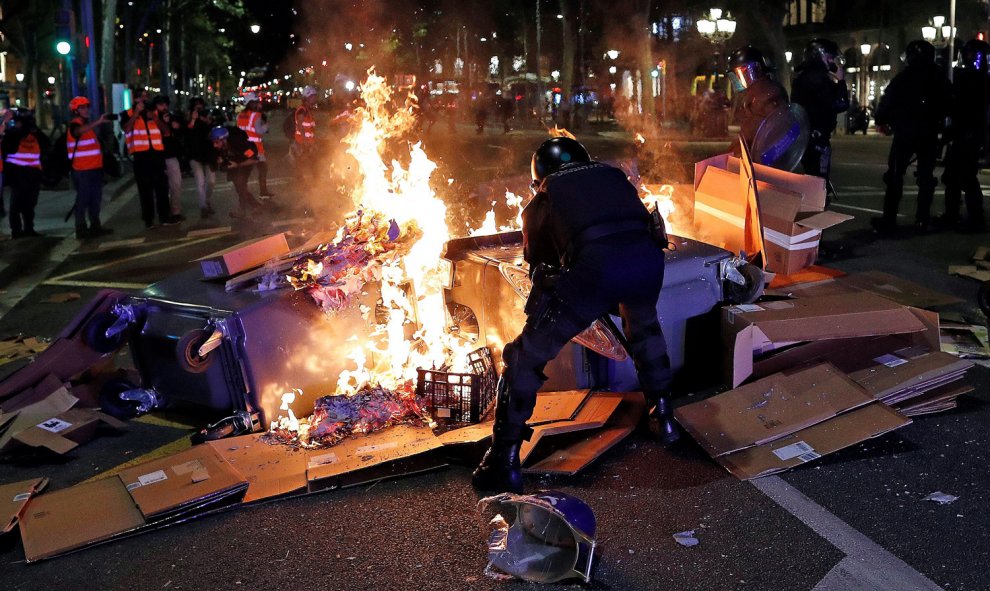 Mossos d'esquadra tratan de controlar una barricada de fuego durante los incidentes que se están produciendo después de que miles de personas, convocadas por los denominados Comités de Defensa de la República (CDR), se hayan concentrado ante la Jefatura d