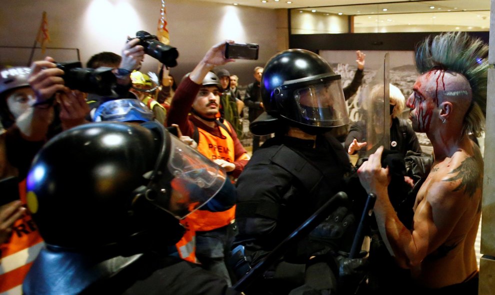 Mossos d'esquadra dispersan a los miles de personas, convocadas por los denominados Comités de Defensa de la República (CDR), que se concentran ante la Jefatura de la Policía Nacional de la Via Laietana de Barcelona, en medio de un fuerte dispositivo poli