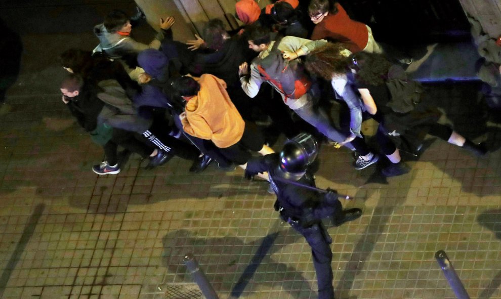 Mossos d'esquadra dispersan a los miles de personas, convocadas por los denominados Comités de Defensa de la República (CDR), que se concentran ante la Jefatura de la Policía Nacional de la Via Laietana de Barcelona, en medio de un fuerte dispositivo pol