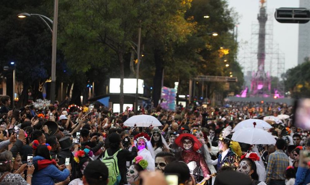 Cientos de personas participan este sábado en el tradicional desfile de Las Catrinas. EFE/ Mario Guzmán
