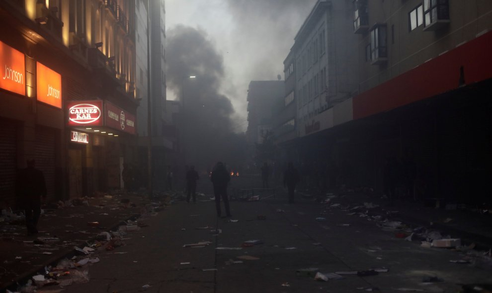 Una calle del centro de la ciudad durante una protesta contra el modelo económico estatal de Chile en Concepción, Chile, 28 de octubre de 2019. REUTERS / Juan Gonzalez