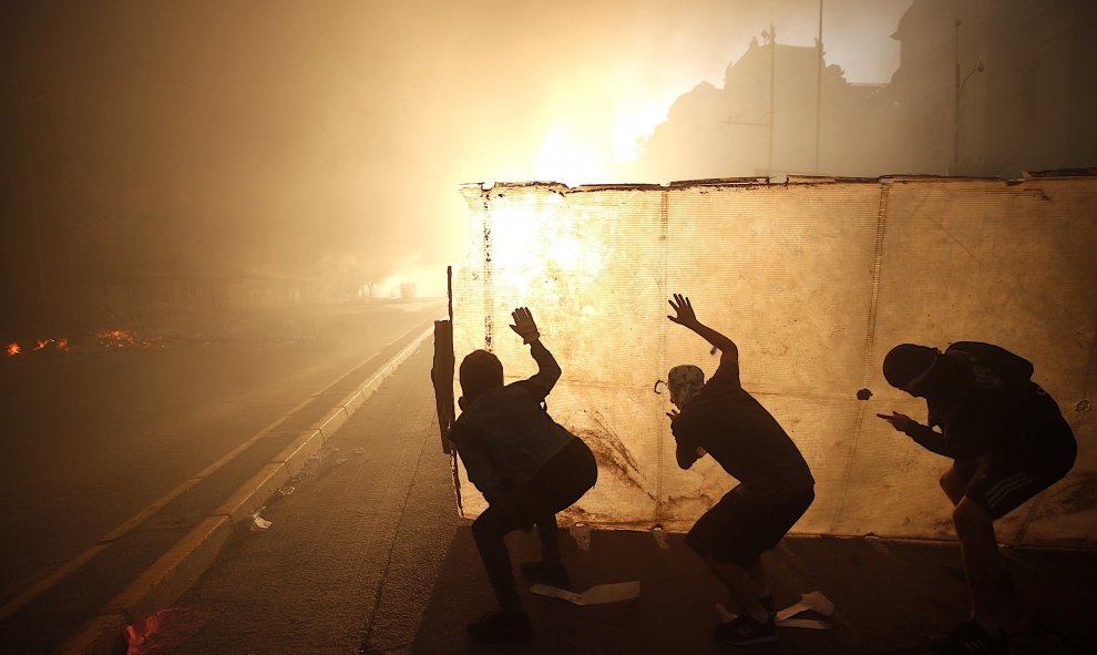 28/10/2019.- Miles de manifestantes protestan contra el Gobierno de Sebastián Piñera este lunes, por décimo día consecutivo en las calles de Santiago (Chile). Una marcha este lunes hacia el Palacio de La Moneda para expresar frente a la sede del Gobierno