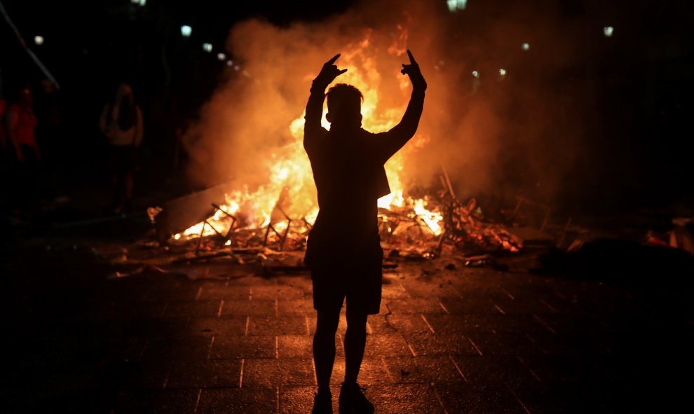 Un manifestante reacciona frente a una hoguera improvisada durante una protesta contra el gobierno en Santiago, Chile, 28 de octubre de 2019. REUTERS / Pablo Sanhueza