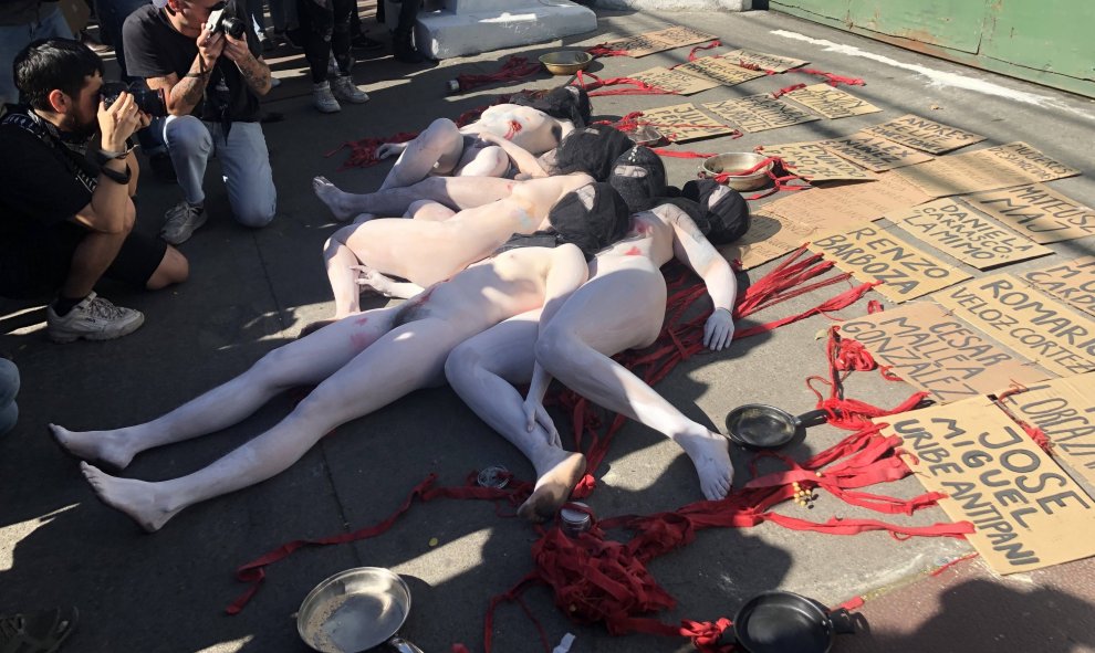 28/10/2019.- Manifestantes desnudos con los cuerpos pintados de blanco portan carteles con los nombres de los 20 fallecidos en las protestas de Chile. EFE/Fernando Gimeno