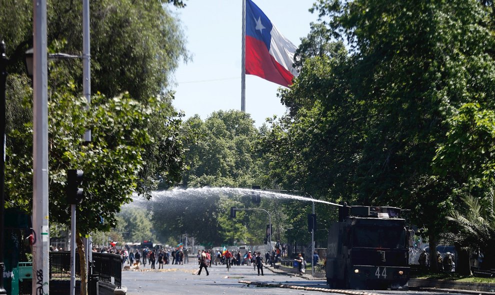 28/10/2019. -Fuerzas Especiales de Carabineros dispersan a manifestantes que protestan durante una nueva jornada de movilizaciones en contra del Gobierno frente al Palacio de La Moneda en Santiago. EFE/Alberto Valdes