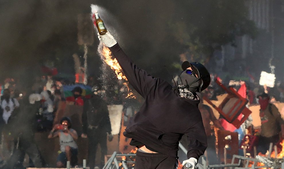 28/10/2019.- Un manifestante participa en una protesta, por décimo día consecutivo, contra el Gobierno de Sebastián Piñera en Santiago (Chile).