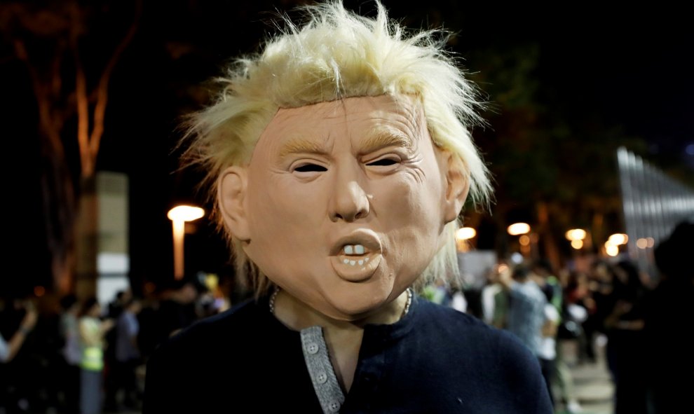 Un manifestante porta una máscara de Donald Trump durante el día de Halloween en Hong Kong. REUTERS/Shannon Stapleton