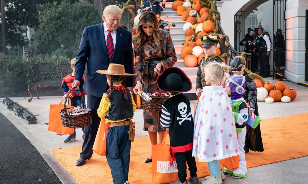 El presidente de EEUU, Donald Trump, y la primera dama reparten caramelos antes de la noche de la Halloween. Reuters