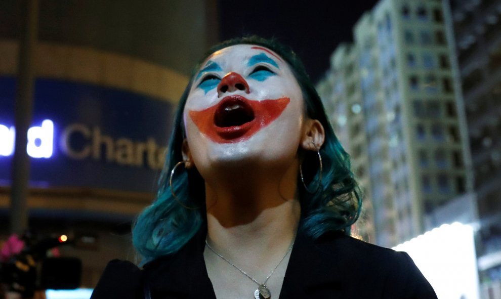 Una manifestante se disfraza del 'Joker' durante una marcha en Hong Kong en el día de Halloween. REUTERS/Kim Kyung-Hoon