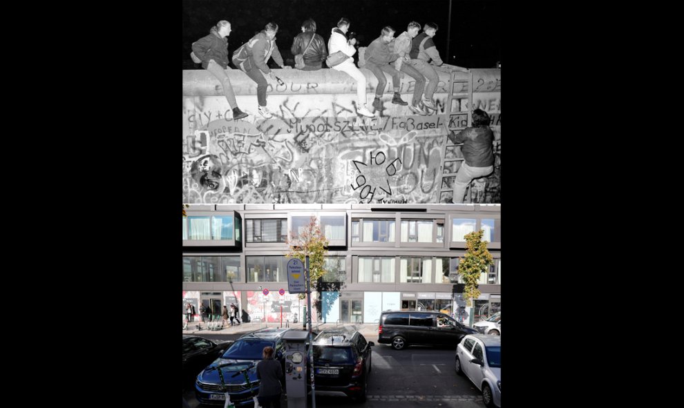 Ciudadanos de Alemania Occidental sentados en la parte superior del Muro de Berlín en Zimmer Strasse, cerca del puesto de control aliado Charlie después de que se anunciara la apertura de la frontera con Alemania Oriental el 9 de noviembre de 1989, y (aba