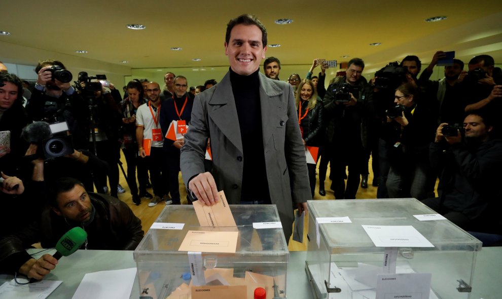 El candidato de Ciudadanos a la Presidencia del Gobierno, Albert Rivera, vota en el Colegio Volturno de Pozuelo de Alarcón (Madrid) para las elecciones generales. EFE/J.J. Guillén