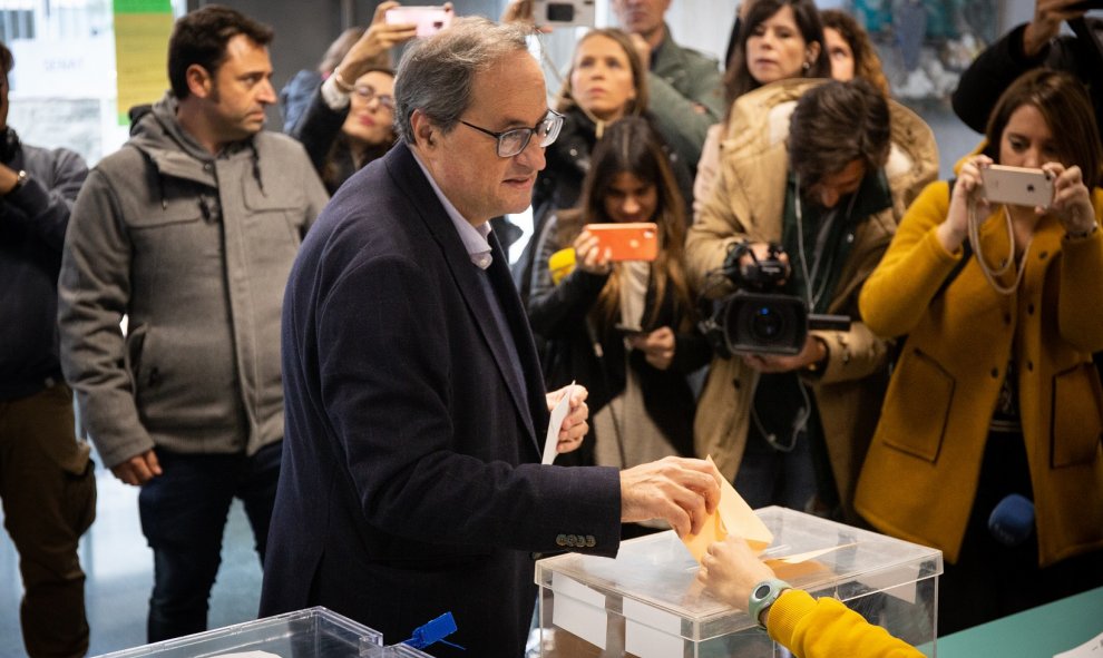 El presidente de la Generalitat, Quim Torrá, ejerce su derecho al voto duranta la jornada electoral de las elecciones generales en Barcelona. - David Zorrakino / Europa Press