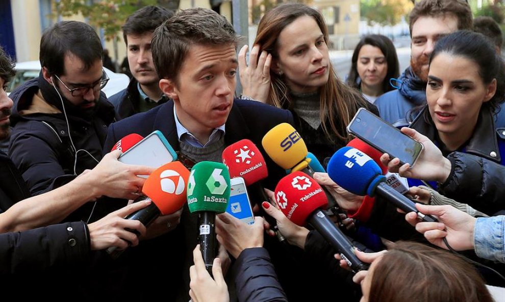 El candidato de Más País a la Presidencia del Gobierno, Íñigo Errejón, en declaraciones tras votar en el Colegio Santa Teresa de Jesús de Madrid. EFE/Fernando Alvarado