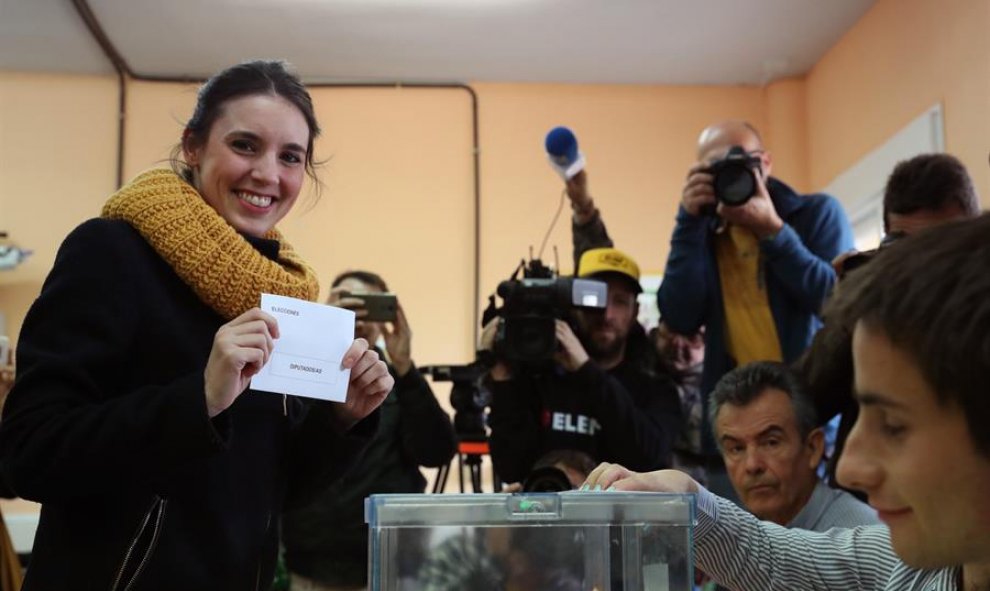 La dirigente de Unidas Podemos Irene Montero deposita su voto en la localidad madrileña de Galapagar. EFE/Ángel Díaz