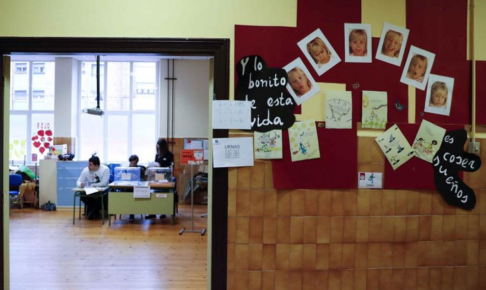 Aspecto que presenta un colegio electoral de Oviedo a primera hora de la mañana. EFE/ J.L. Cereijido