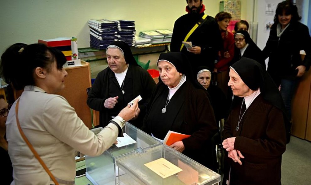 Un grupo de religiosas ejercen su derecho al voto en un colegio de Alcalá de Henares hoy domingo 10 de Noviembre. EFE/Fernando Villar