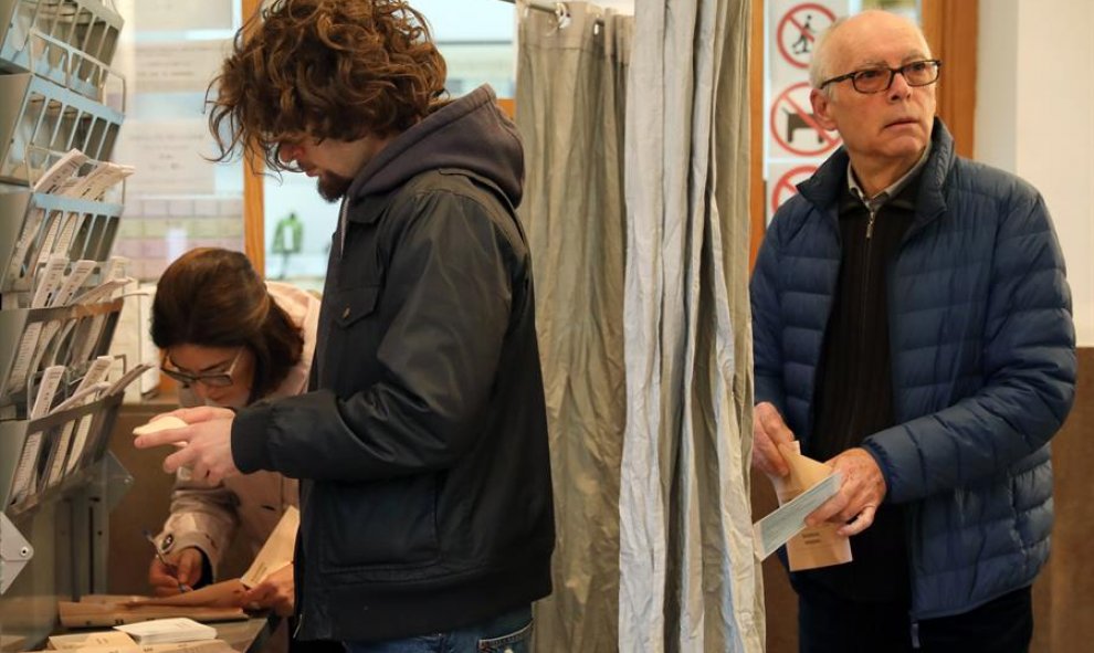 Más de 3,6 millones de valencianos están llamados a las urnas este domingo para elegir a un total de 32 diputados y 12 senadores. EFE/ Ana Escobar