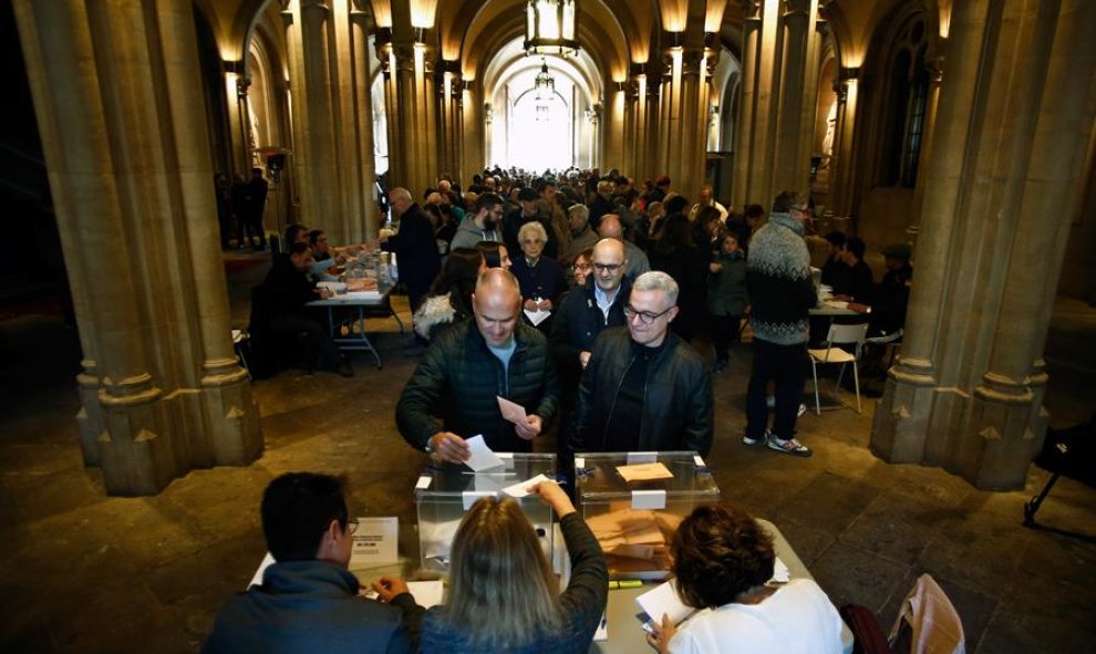 Personas votando en un local electoral en Barcelona. EFE/ Quique García